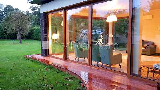 Земля в собственности, частный дом, реновированный дом, заменены инженерные Rīga