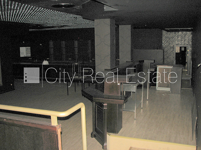 Pagalma māja, ieeja no ielas, puspagrabs, kāpņu telpa pēc kapitālā remonta, logi vērsti uz Rīga - foto 6