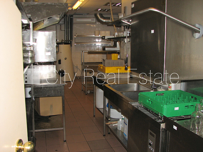 Pagalma māja, ieeja no ielas, puspagrabs, kāpņu telpa pēc kapitālā remonta, logi vērsti uz Rīga - foto 13