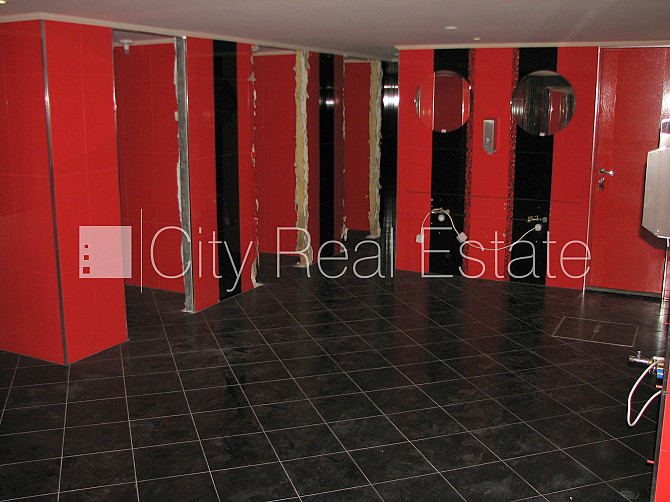 Pagalma māja, ieeja no ielas, puspagrabs, kāpņu telpa pēc kapitālā remonta, logi vērsti uz Rīga - foto 7