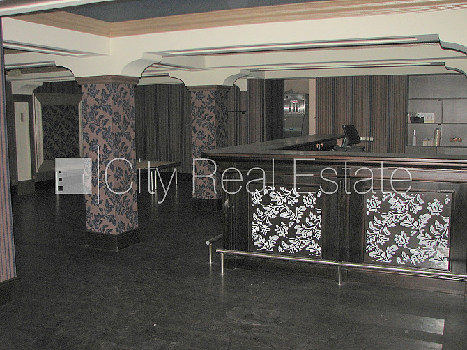 Pagalma māja, ieeja no ielas, puspagrabs, kāpņu telpa pēc kapitālā remonta, logi vērsti uz Rīga - foto 10