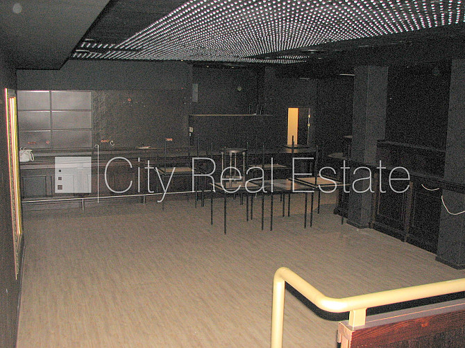 Pagalma māja, ieeja no ielas, puspagrabs, kāpņu telpa pēc kapitālā remonta, logi vērsti uz Rīga - foto 3