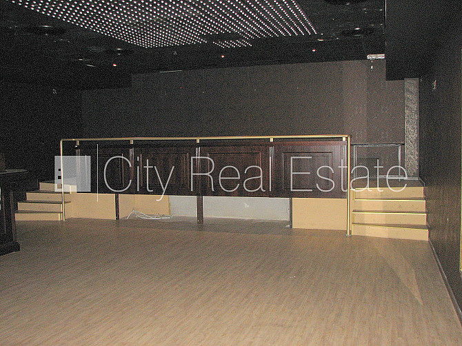 Pagalma māja, ieeja no ielas, puspagrabs, kāpņu telpa pēc kapitālā remonta, logi vērsti uz Rīga - foto 2