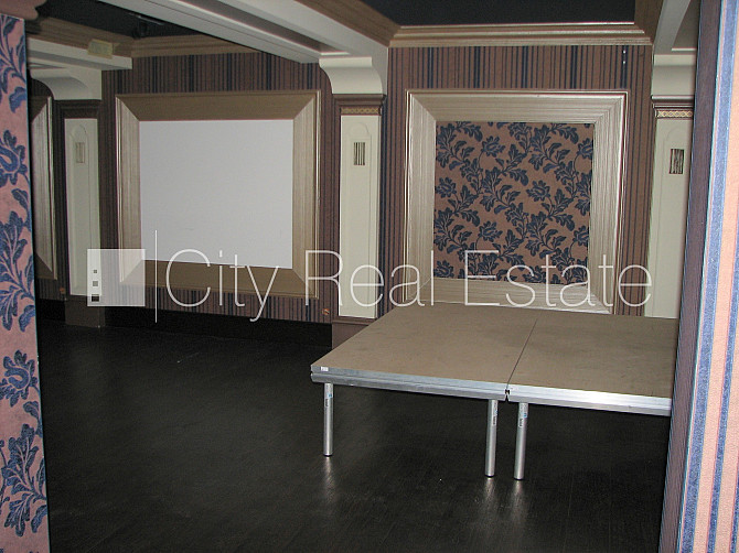 Pagalma māja, ieeja no ielas, puspagrabs, kāpņu telpa pēc kapitālā remonta, logi vērsti uz Rīga - foto 12