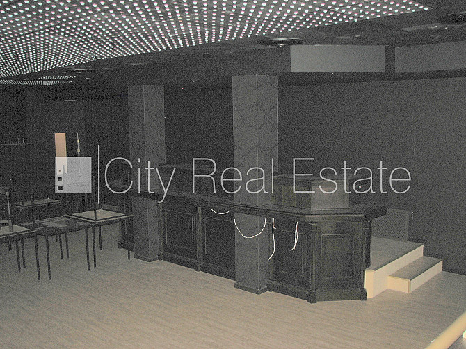 Pagalma māja, ieeja no ielas, puspagrabs, kāpņu telpa pēc kapitālā remonta, logi vērsti uz Rīga - foto 5