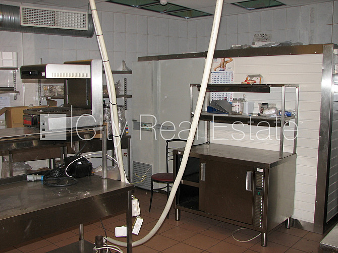 Pagalma māja, ieeja no ielas, puspagrabs, kāpņu telpa pēc kapitālā remonta, logi vērsti uz Rīga - foto 14