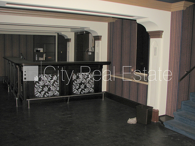 Pagalma māja, ieeja no ielas, puspagrabs, kāpņu telpa pēc kapitālā remonta, logi vērsti uz Rīga - foto 11