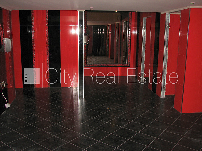 Pagalma māja, ieeja no ielas, puspagrabs, kāpņu telpa pēc kapitālā remonta, logi vērsti uz Rīga - foto 8