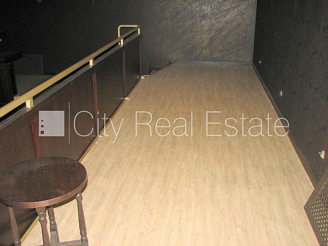 Pagalma māja, ieeja no ielas, puspagrabs, kāpņu telpa pēc kapitālā remonta, logi vērsti uz Rīga - foto 4