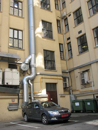 Pagalma māja, ieeja no ielas, puspagrabs, kāpņu telpa pēc kapitālā remonta, logi vērsti uz Rīga - foto 16