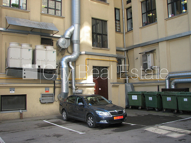 Pagalma māja, ieeja no ielas, puspagrabs, kāpņu telpa pēc kapitālā remonta, logi vērsti uz Rīga - foto 15