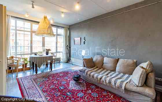 Фасадный дом, благоустроенный озеленённый двор, место для машины, вход с улицы и Рига