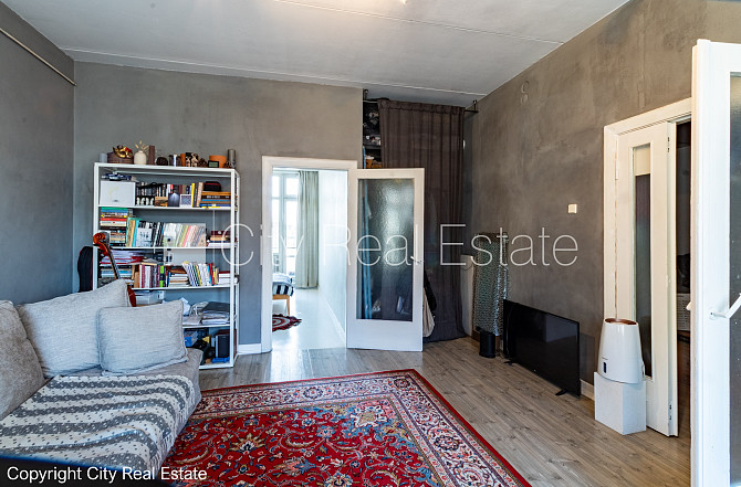 Фасадный дом, благоустроенный озеленённый двор, место для машины, вход с улицы и Рига - изображение 6