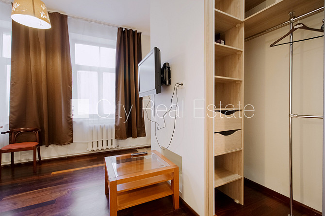 Дом во дворе, закрытый двор, объект охраняет физическая охрана, вход со двора, во Рига - изображение 14