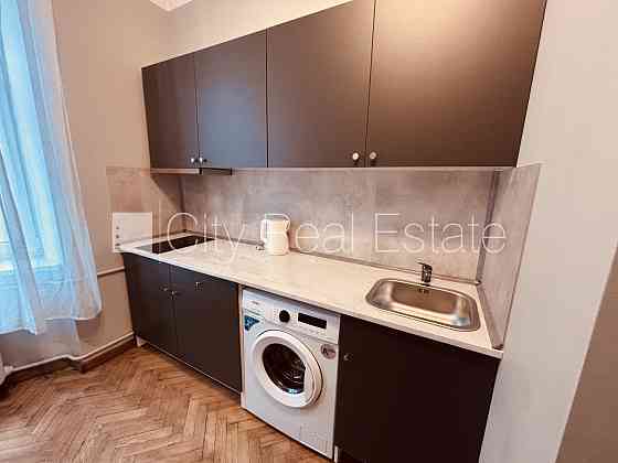 Вход с улицы, лестничная клетка после косметического ремонта, окна выходят во Rīga