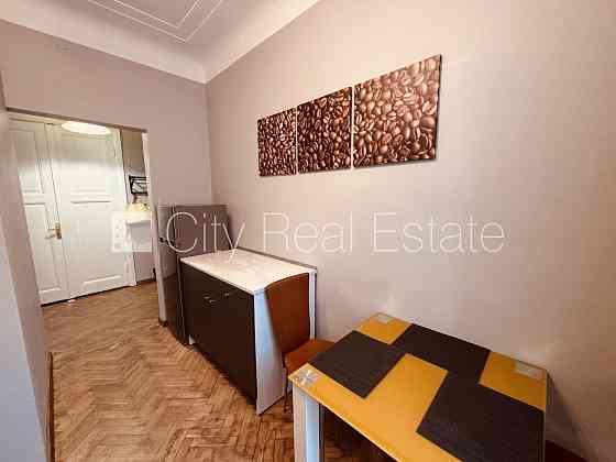 Вход с улицы, лестничная клетка после косметического ремонта, окна выходят во Rīga