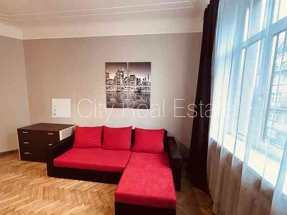 Вход с улицы, лестничная клетка после косметического ремонта, окна выходят во Rīga