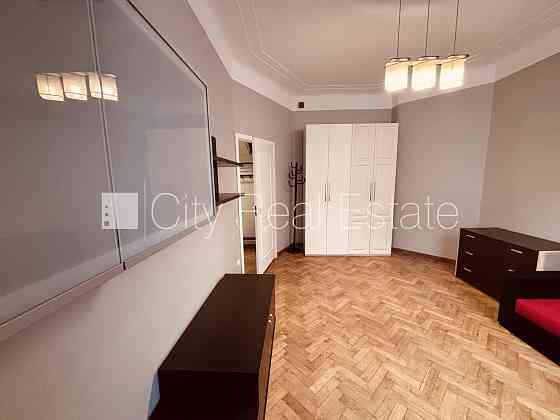 Вход с улицы, лестничная клетка после косметического ремонта, окна выходят во Rīga