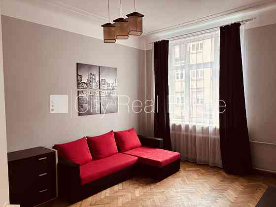 Вход с улицы, лестничная клетка после косметического ремонта, окна выходят во Rīga