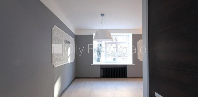 Земля в собственности, фасадный дом, благоустроенный озеленённый двор, Рига - изображение 2