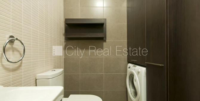 Земля в собственности, фасадный дом, благоустроенный озеленённый двор, Рига - изображение 10