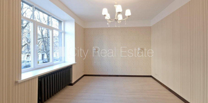 Земля в собственности, фасадный дом, благоустроенный озеленённый двор, Рига - изображение 4