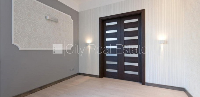 Земля в собственности, фасадный дом, благоустроенный озеленённый двор, Рига - изображение 3