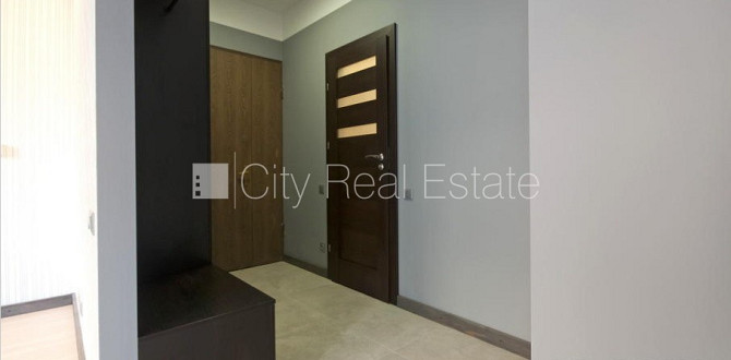 Земля в собственности, фасадный дом, благоустроенный озеленённый двор, Рига - изображение 11