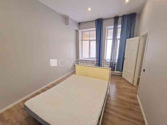 Здание во дворе, реновированный дом, закрытый двор, вход с улицы и со двора, окна Рига