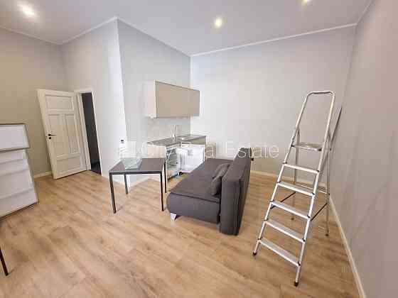 Здание во дворе, реновированный дом, закрытый двор, вход с улицы и со двора, окна Рига