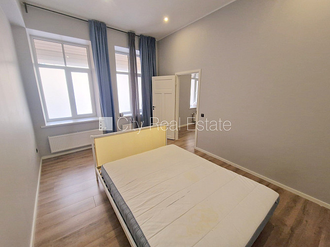 Здание во дворе, реновированный дом, закрытый двор, вход с улицы и со двора, окна Рига - изображение 7