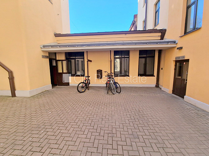 Здание во дворе, реновированный дом, закрытый двор, вход с улицы и со двора, окна Рига - изображение 12