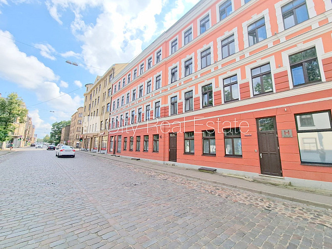 Здание во дворе, реновированный дом, закрытый двор, вход с улицы и со двора, окна Рига - изображение 16