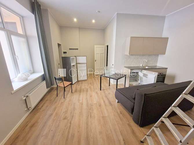 Здание во дворе, реновированный дом, закрытый двор, вход с улицы и со двора, окна Рига - изображение 2