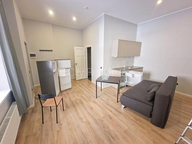 Здание во дворе, реновированный дом, закрытый двор, вход с улицы и со двора, окна Рига - изображение 1