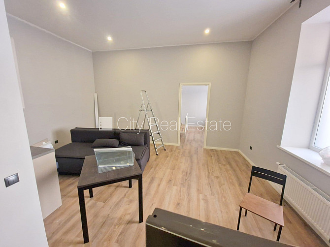 Здание во дворе, реновированный дом, закрытый двор, вход с улицы и со двора, окна Рига - изображение 4