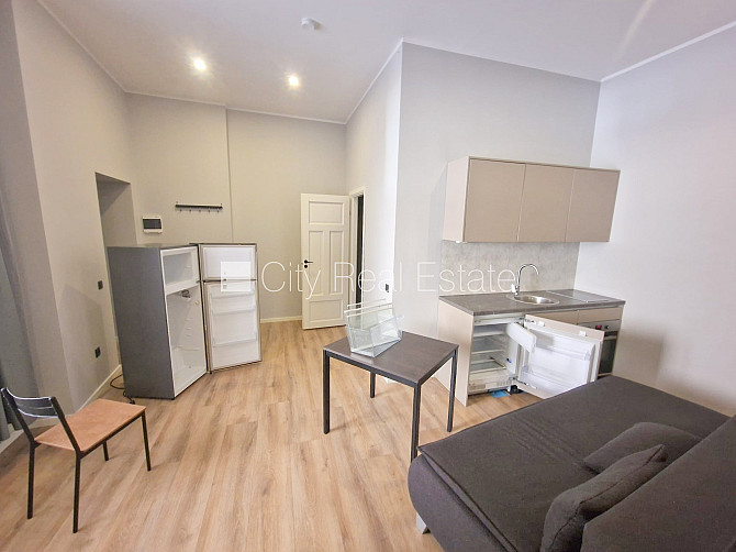 Здание во дворе, реновированный дом, закрытый двор, вход с улицы и со двора, окна Рига - изображение 3