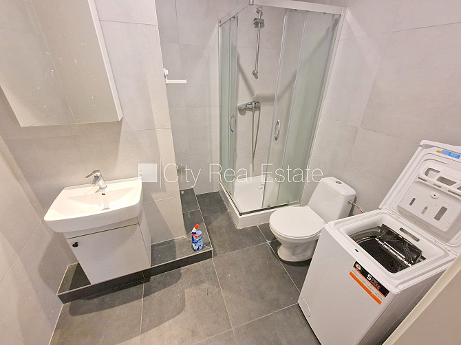 Здание во дворе, реновированный дом, закрытый двор, вход с улицы и со двора, окна Рига - изображение 9