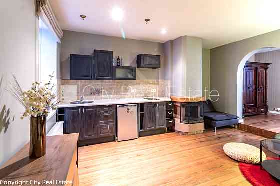 Фасадный дом, вход с улицы, окна выходят в обе стороны дома, студио, кухня Рига