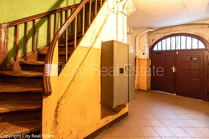 Fasādes māja, ieeja no ielas, logi vērsti mājas abās pusēs, studio tipa, virtuve apvienota ar Rīga - foto 12