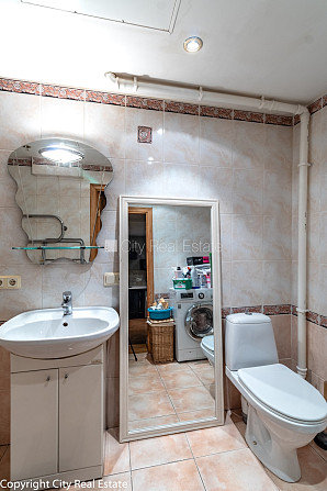 Fasādes māja, ieeja no ielas, logi vērsti mājas abās pusēs, studio tipa, virtuve apvienota ar Rīga - foto 11