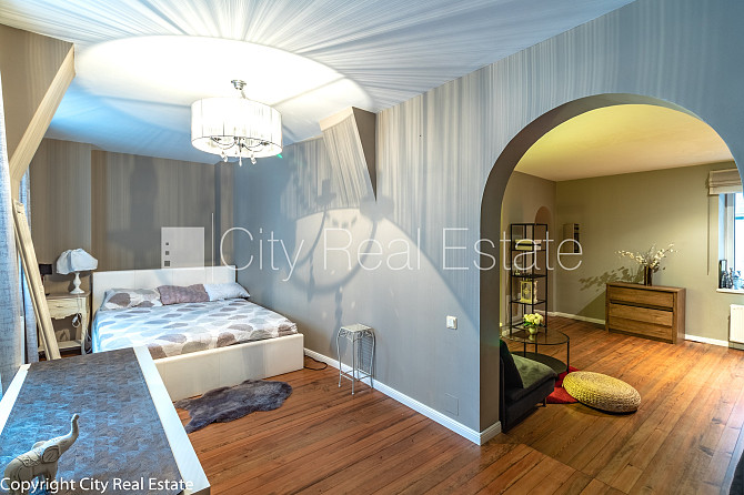 Fasādes māja, ieeja no ielas, logi vērsti mājas abās pusēs, studio tipa, virtuve apvienota ar Rīga - foto 1