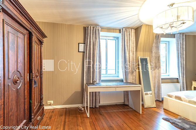 Fasādes māja, ieeja no ielas, logi vērsti mājas abās pusēs, studio tipa, virtuve apvienota ar Rīga - foto 9