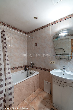 Fasādes māja, ieeja no ielas, logi vērsti mājas abās pusēs, studio tipa, virtuve apvienota ar Rīga - foto 10