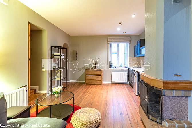 Fasādes māja, ieeja no ielas, logi vērsti mājas abās pusēs, studio tipa, virtuve apvienota ar Rīga - foto 7