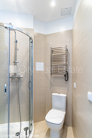 Фасадный дом, реновированный дом, вход с улицы, окна выходят в обе стороны дома, Рига - изображение 7