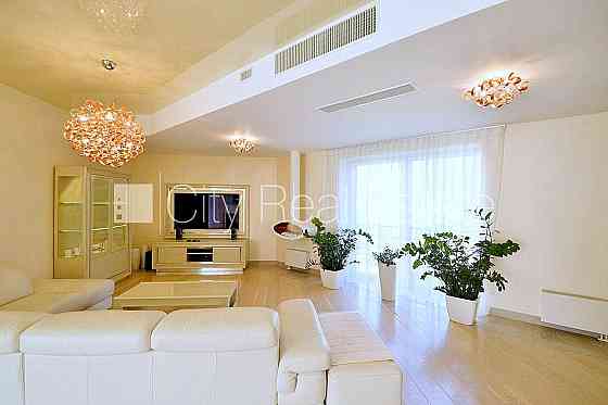 Дом во дворе, территория обнесена деревянным забором, окна выходят во двор, Rīga