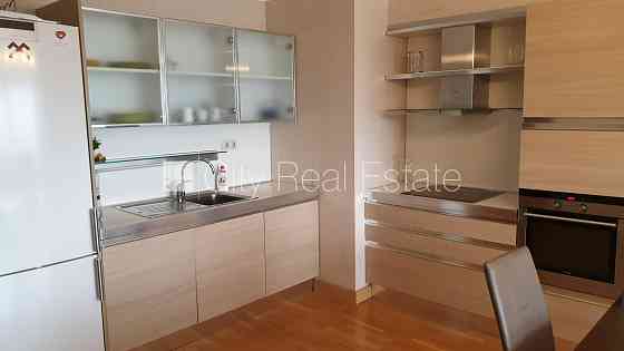 Здание во дворе, реновированный дом, территория обнесена забором, мансарда, Rīga