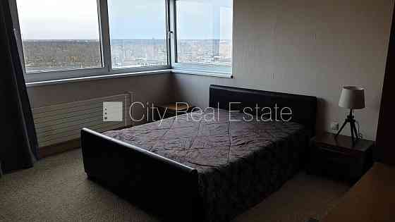 Здание во дворе, реновированный дом, территория обнесена забором, мансарда, Rīga