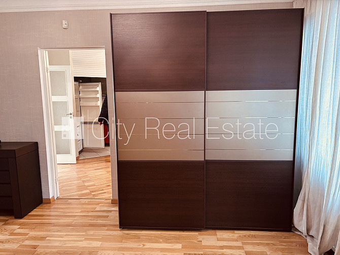 Pagalma ēka, renovēta māja, iežogota teritorija, mansards, terase, guļamistabu skaits 3 gab., Rīga - foto 18